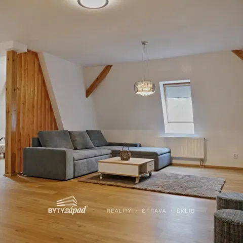 Oturma odası; ahşap zemin, doğal ışık, modern stil