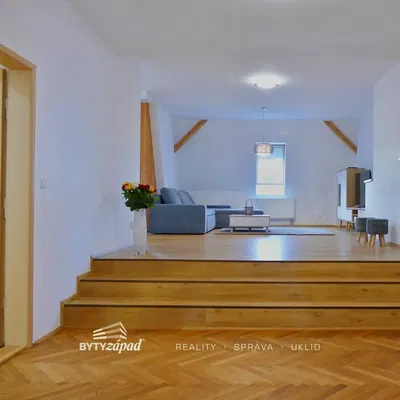 Oturma odası; ahşap zemin, doğal ışık