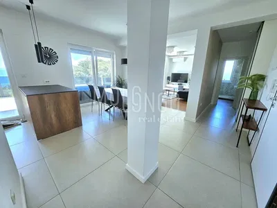 Obývací pokoj; výhled, dlažba, přirozené světlo