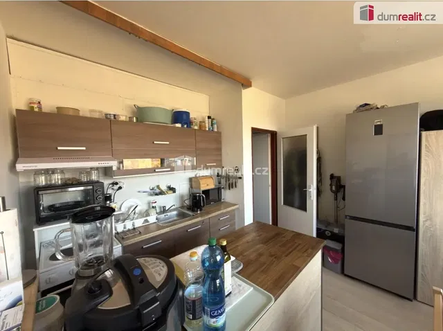 Kitchen; kitchen appliances, natural light