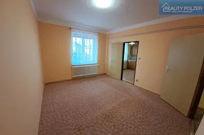 Schlafzimmer; tageslicht, renovierungsbedürftig