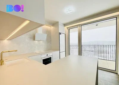 Kuchyňa; výhľad, kuchynské spotrebiče, prirodzené svetlo, moderný štýl