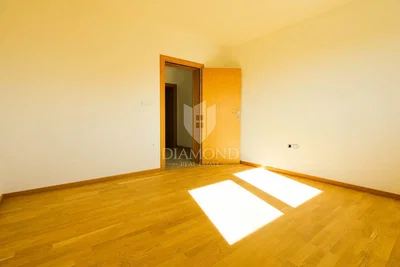 Schlafzimmer; holzboden, tageslicht, renoviert