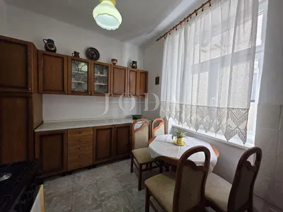 Kuchyně; dlažba, přirozené světlo