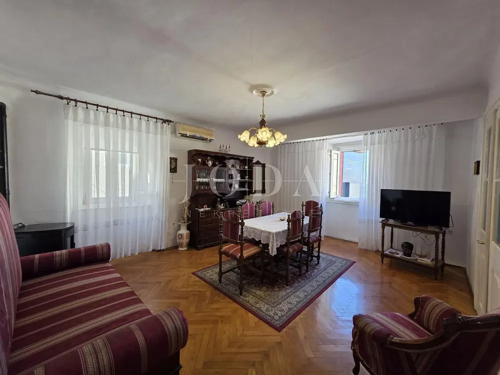 Obývací pokoj; dřevěná podlaha, přirozené světlo