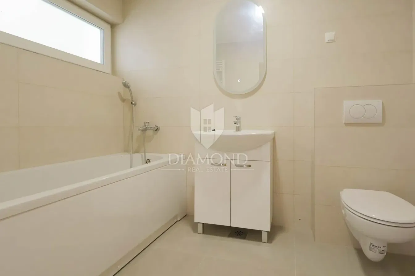 Badezimmer; fliesenboden, renoviert, tageslicht, moderner stil