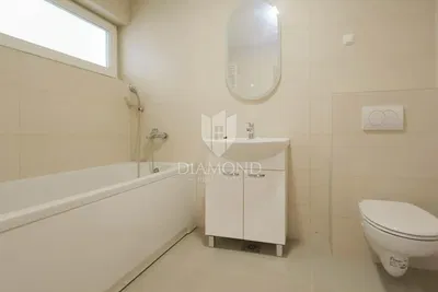 Badezimmer; fliesenboden, renoviert, tageslicht, moderner stil