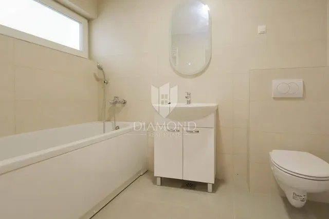 Badezimmer; fliesenboden, renoviert, tageslicht, moderner stil