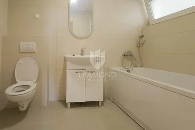 Badezimmer; fliesenboden, tageslicht