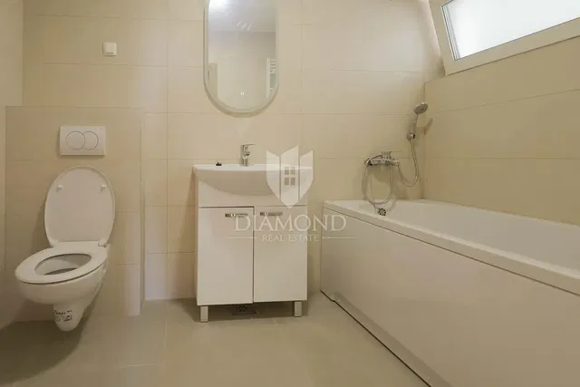 Badezimmer; fliesenboden, tageslicht