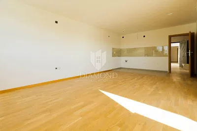 Wohnzimmer; holzboden, tageslicht