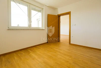 Schlafzimmer; holzboden, tageslicht