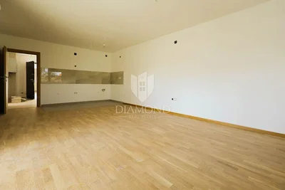 Obývací pokoj; dřevěná podlaha, přirozené světlo
