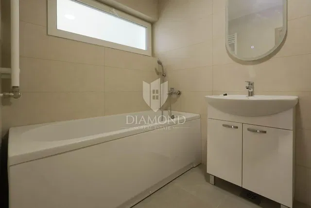 Badezimmer; fliesenboden, renoviert, tageslicht, moderner stil