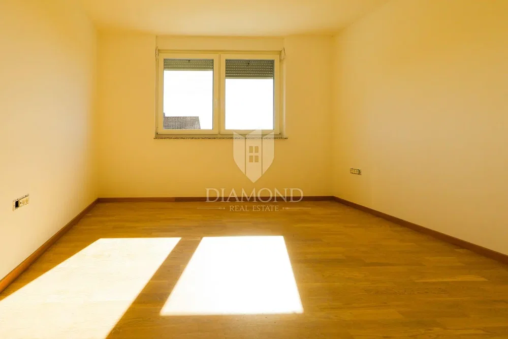 Ostatní; dřevěná podlaha, přirozené světlo