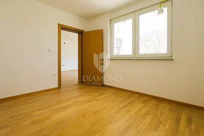 Ložnice; dřevěná podlaha, přirozené světlo