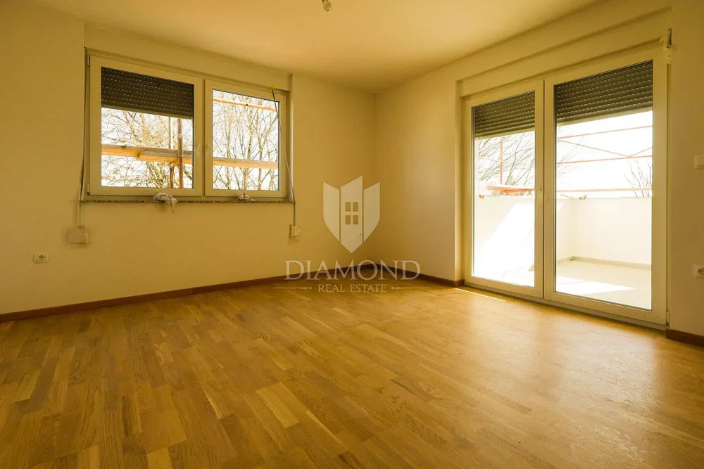 Obývací pokoj; výhled, dřevěná podlaha, přirozené světlo