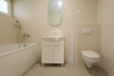 Koupelna; dlažba, po rekonstrukci, přirozené světlo, moderní styl