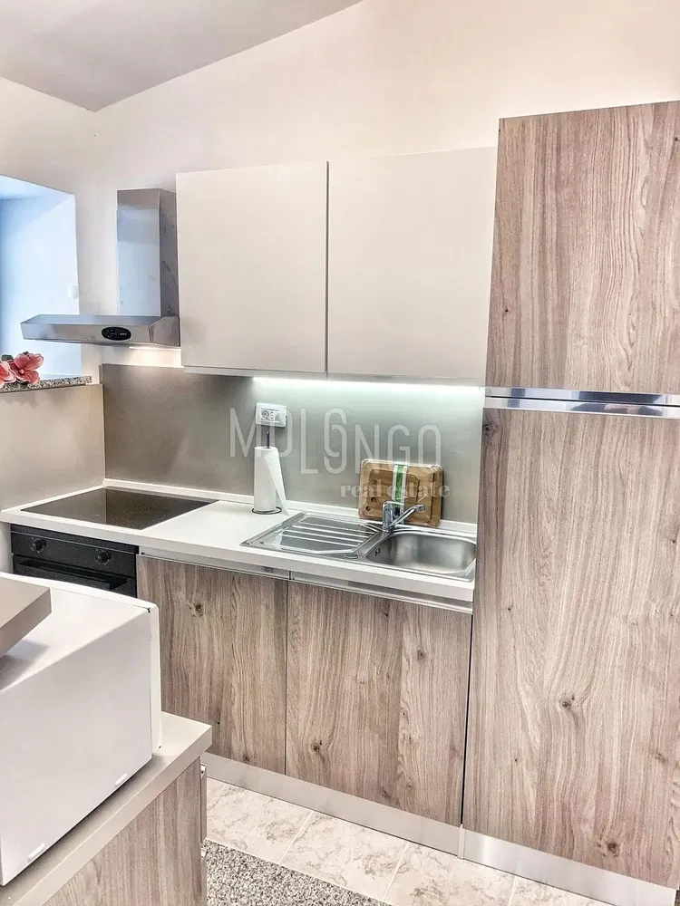 Cuisine; électroménager, rénové, carrelage, lumière naturelle, style moderne