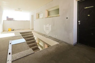 Sonstiges; renovierungsbedürftig, tageslicht