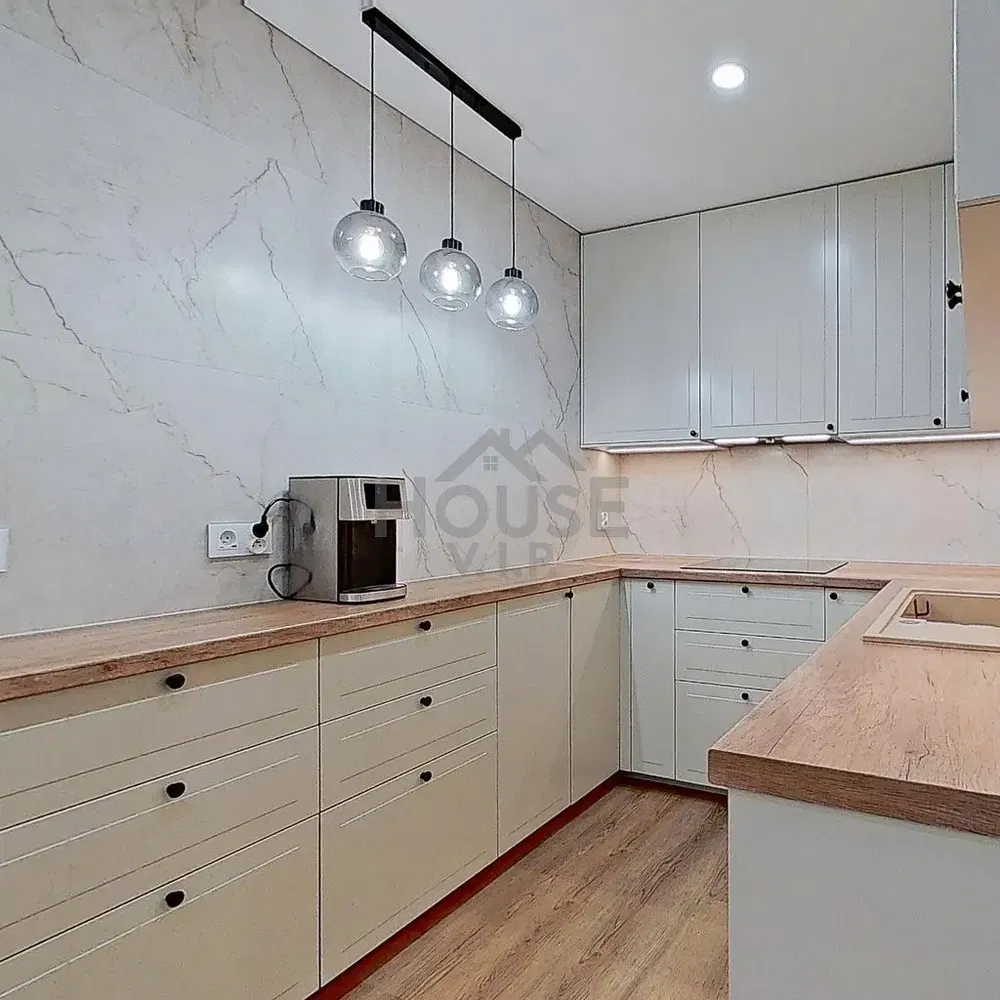 Kuchyně; kuchyňské spotřebiče, přirozené světlo, moderní styl