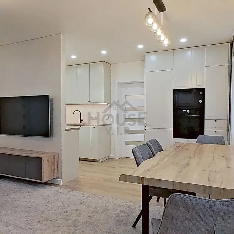 Kuchyně; kuchyňské spotřebiče, přirozené světlo, moderní styl