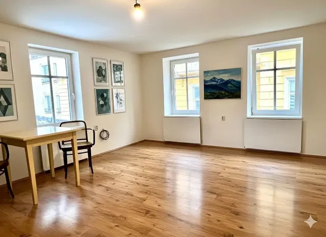 Wohnzimmer; holzboden, tageslicht, moderner stil, blick