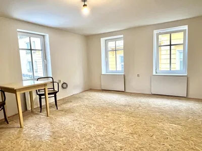 Wohnzimmer; tageslicht, renovierungsbedürftig