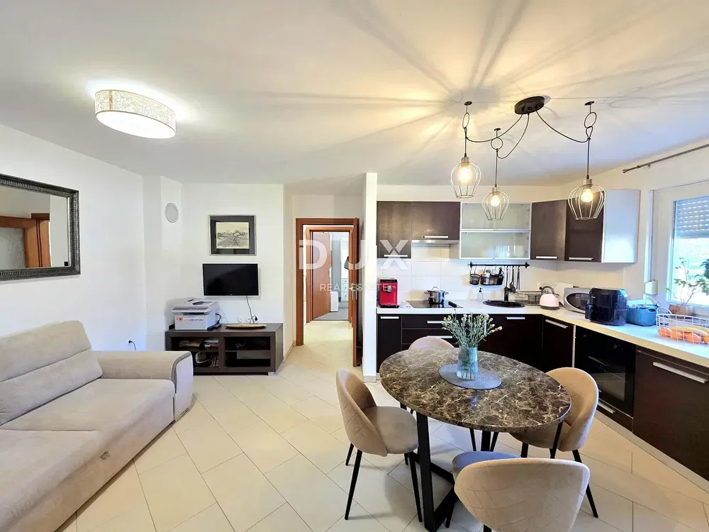 Obývací pokoj; dlažba, kuchyňské spotřebiče, přirozené světlo, moderní styl