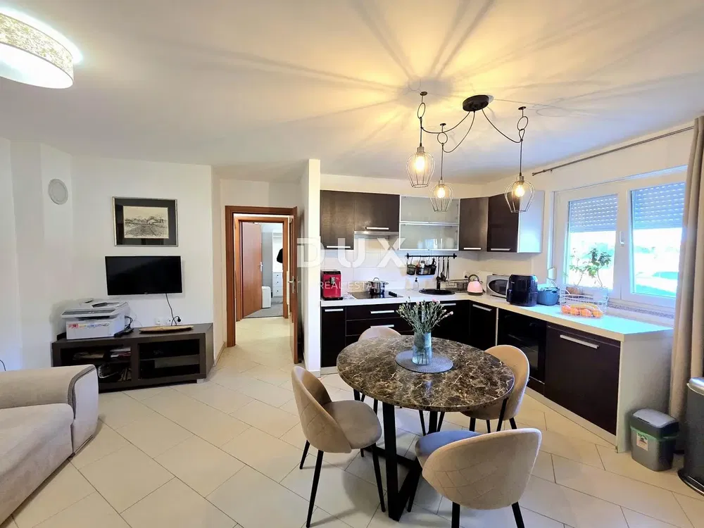 Kuchyně; kuchyňské spotřebiče, dlažba, přirozené světlo, moderní styl