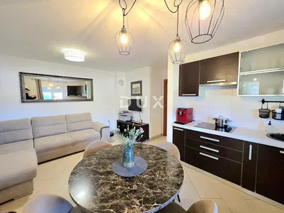 Obývací pokoj; kuchyňské spotřebiče, přirozené světlo, moderní styl, dlažba