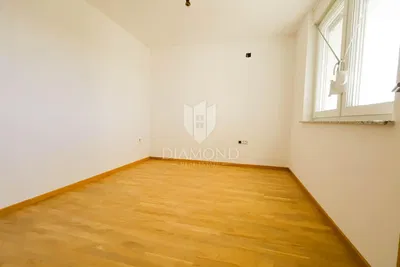 Schlafzimmer; holzboden, tageslicht