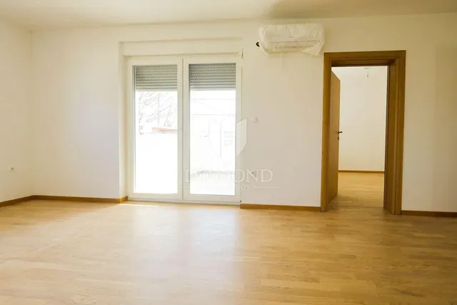 Wohnzimmer; holzboden, tageslicht, renoviert