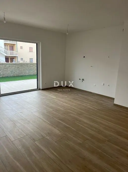 Obývací pokoj; dřevěná podlaha, výhled, nutná rekonstrukce