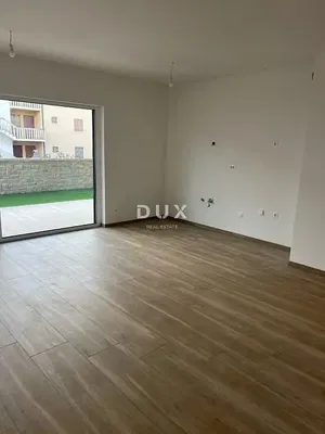 Obývací pokoj; dřevěná podlaha, výhled, nutná rekonstrukce