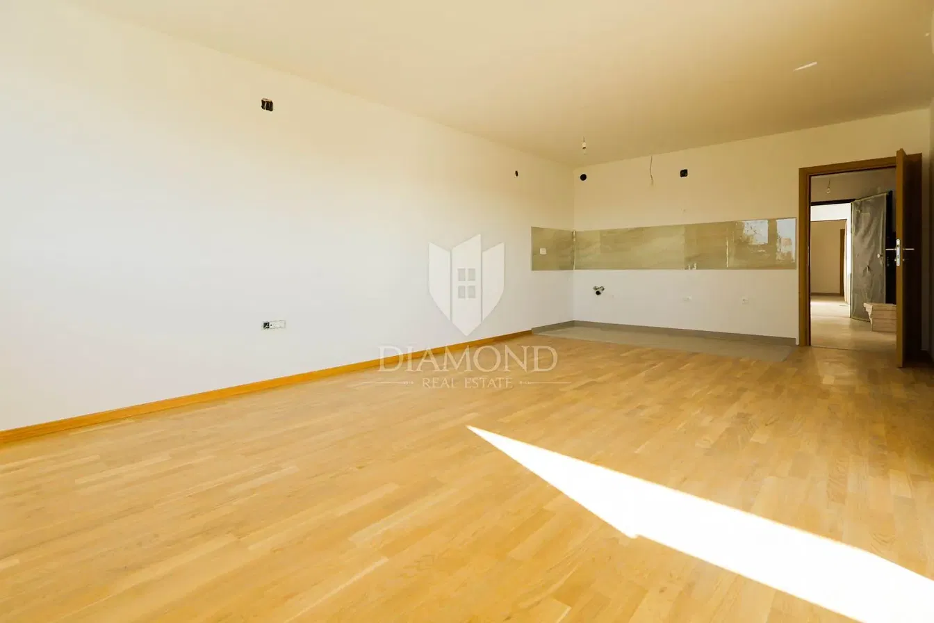 Wohnzimmer; holzboden, tageslicht