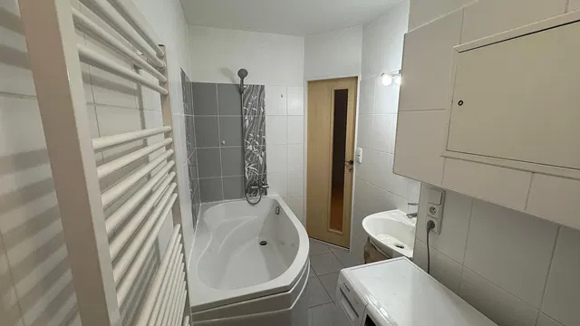 Μπάνιο; πλακάκια, φυσικό φως, ανακαινισμένο