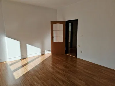 Schlafzimmer; tageslicht, holzboden