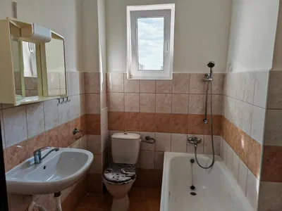 Badezimmer; fliesenboden, tageslicht, renovierungsbedürftig