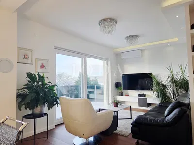 Obývací pokoj; výhled, přirozené světlo, moderní styl