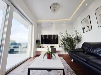 Obývací pokoj; výhled, přirozené světlo, moderní styl