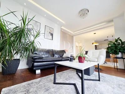 غرفة معيشة; ضوء طبيعي, أسلوب عصري, أرضية خشبية