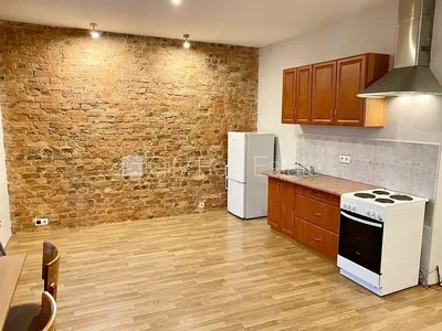 Mutfak; mutfak aletleri, ahşap zemin, doğal ışık