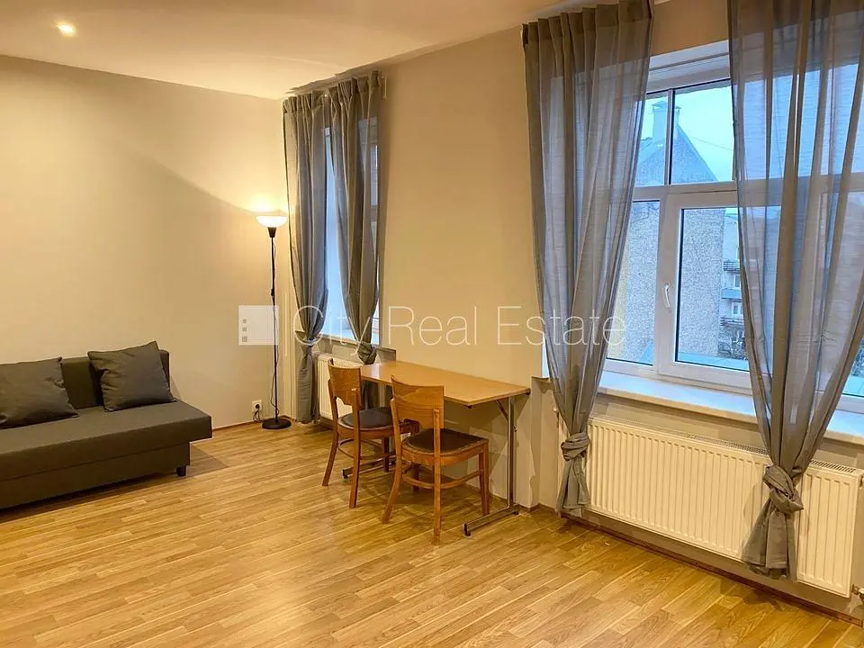 Oturma odası; ahşap zemin, doğal ışık