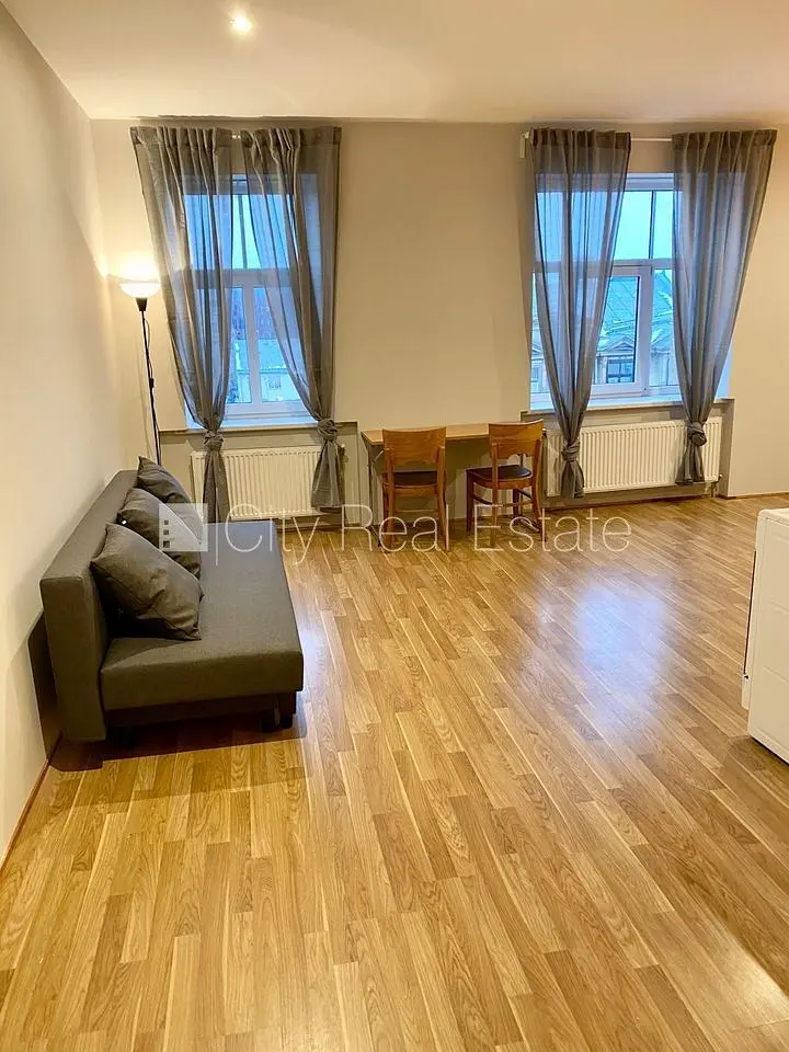 Oturma odası; ahşap zemin, doğal ışık, modern stil