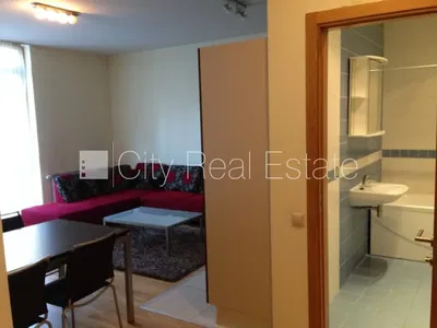 Obývačka; dlažba, prirodzené svetlo