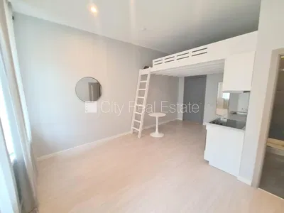 Υπνοδωμάτιο; ξύλινο πάτωμα, φυσικό φως, μοντέρνο στυλ