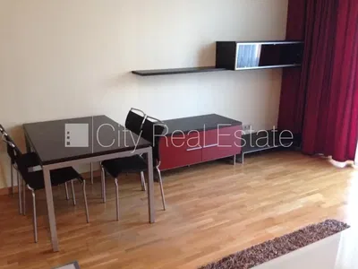 Obývačka; drevená podlaha, moderný štýl