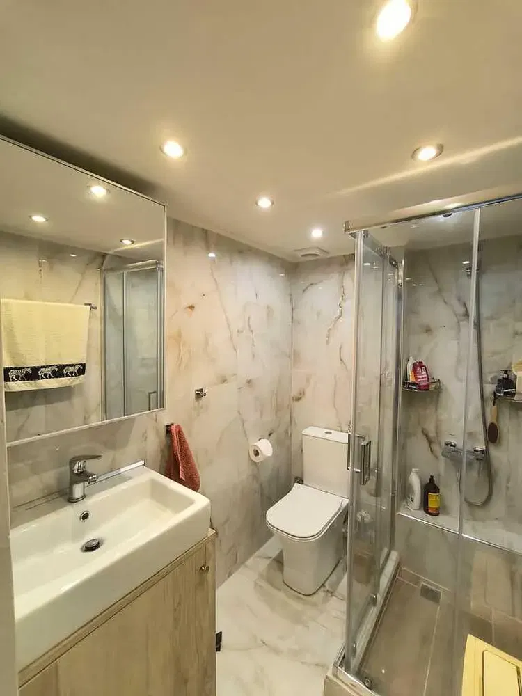 Kúpeľňa; dlažba, po rekonštrukcii, prirodzené svetlo, moderný štýl