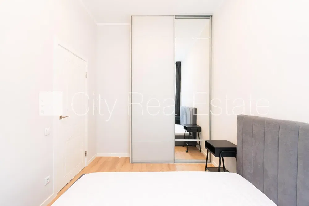 Υπνοδωμάτιο; ξύλινο πάτωμα, φυσικό φως, μοντέρνο στυλ